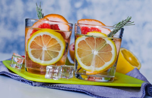 Bebida com toranja fresca e limão