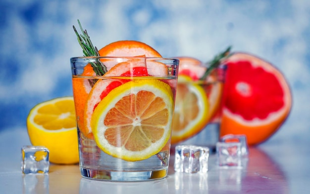 Bebida com toranja fresca e limão