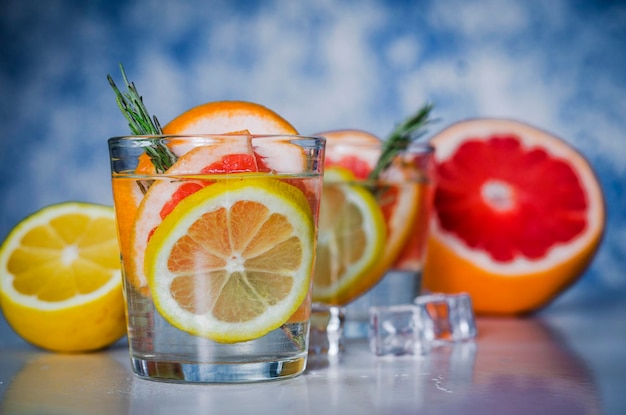 Bebida com toranja fresca e limão