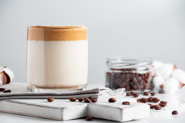 Bebida coreana de tendencia café dalgona Un vaso de leche helada con espuma batida dulce