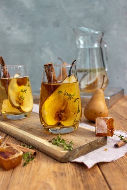 una bebida con cubitos de hielo con flores en un vaso