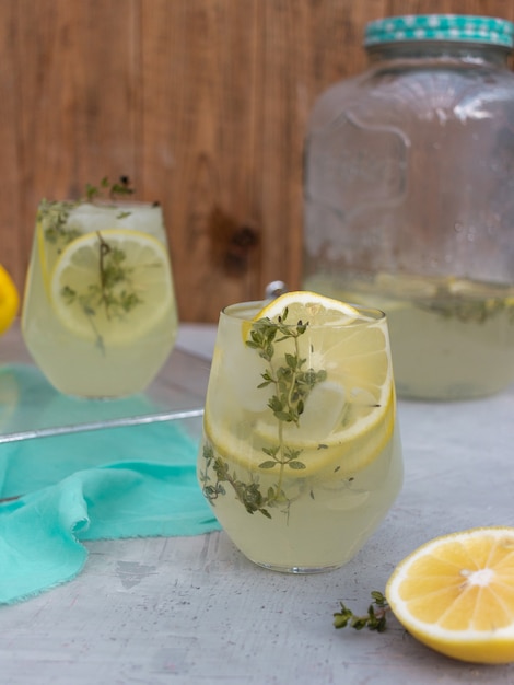 una bebida con cubitos de hielo con flores en un vaso