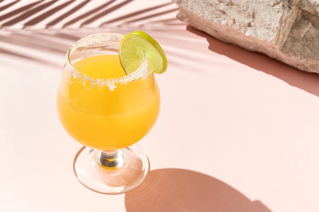 Foto bebida de daiquiri de alto ángulo con lima