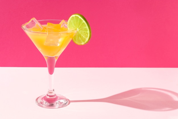 Foto bebida daiquiri con hielo y rodaja de limón alto ángulo