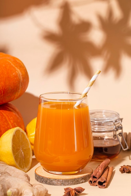 Bebida de abóbora vitamínica com mel de gengibre e limão Foto vertical de suco de abóbora de outono