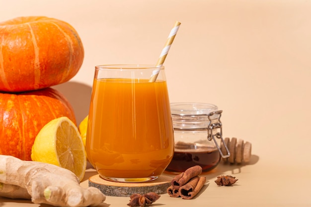 Bebida de abóbora vitamínica com mel de gengibre e limão suco de abóbora de outono