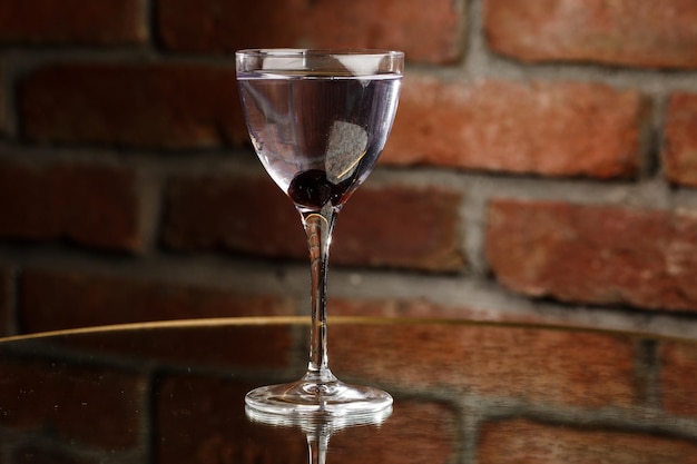 Bebida de aviação com suco de limão gin licor maraschino e licor de creme violeta em pé no balcão do bar