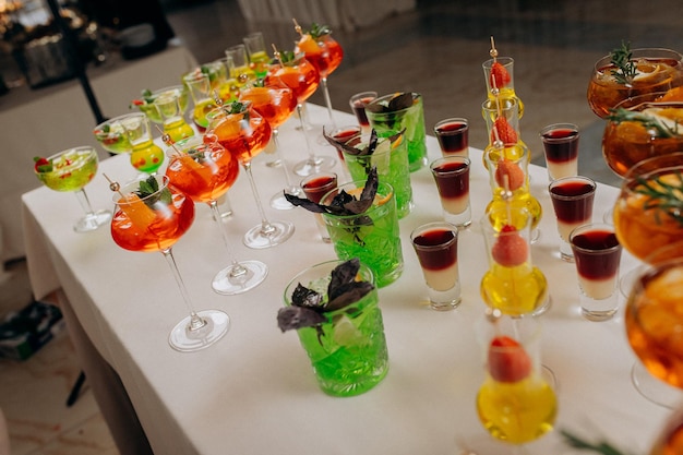Bebida de boas-vindas com copos de cocktail e bebidas em um evento bebidas alcoólicas em um casamento