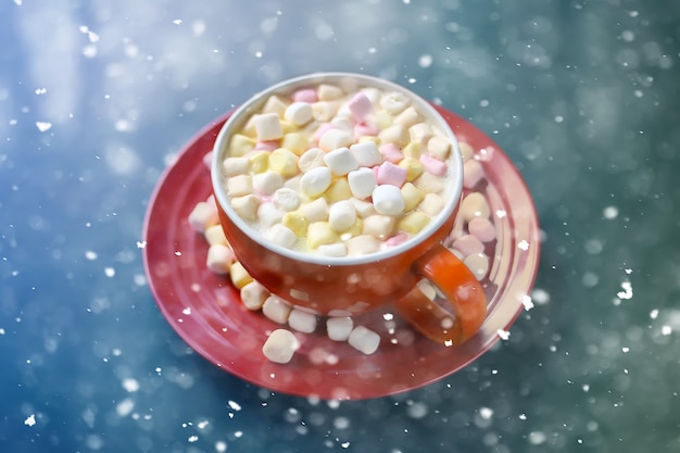 Bebida de cacau com marshmallows em copo de cerâmica vermelha Efeito neve