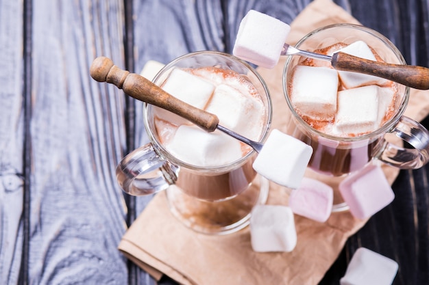 Bebida de cacau com marshmallows