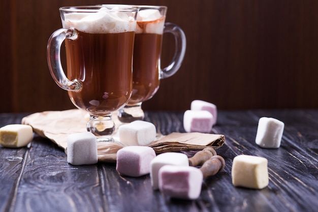 Bebida de cacau com marshmallows