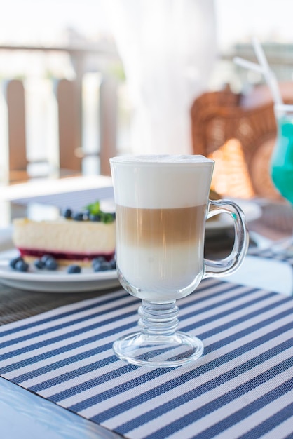 bebida de café com leite com leite pela manhã no café da manhã em um restaurante em cima da mesa