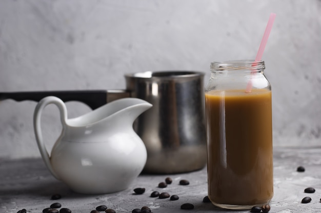 Bebida de café em um fundo de pedra de garrafa de vidro