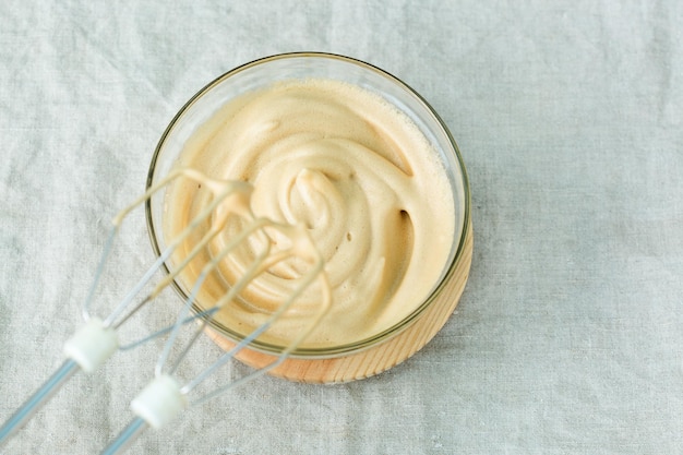 Bebida de café instantâneo dalgona espumosa gelada na moda