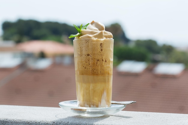 Bebida de café instantâneo Dalgona espumosa gelada na moda