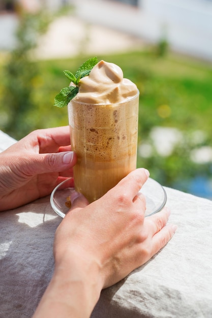 Bebida de café instantâneo Dalgona espumosa gelada na moda