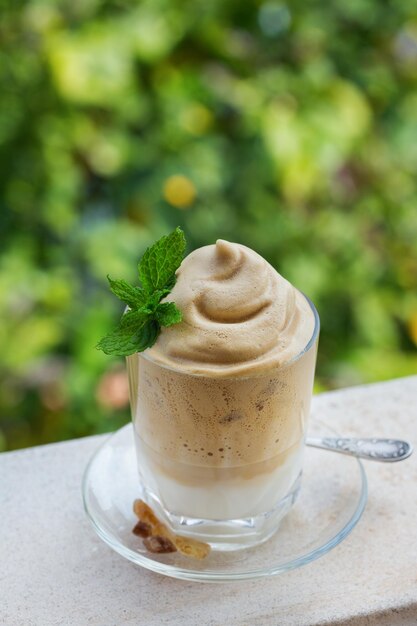 Bebida de café instantâneo Dalgona espumosa gelada na moda