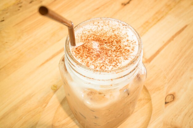 Foto bebida de café mocha gelado servindo na mesa de madeira