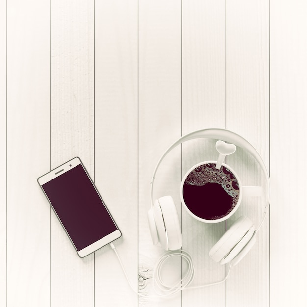Bebida de café preto vista superior com fone de ouvido e smartphone