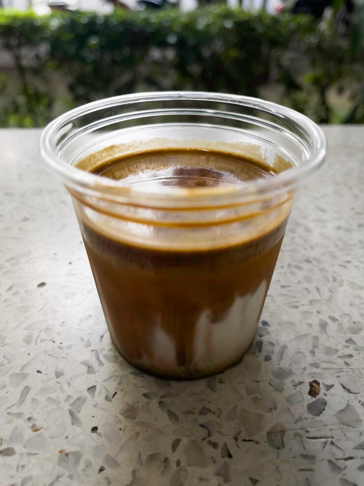 Bebida de café suja em copo para levar