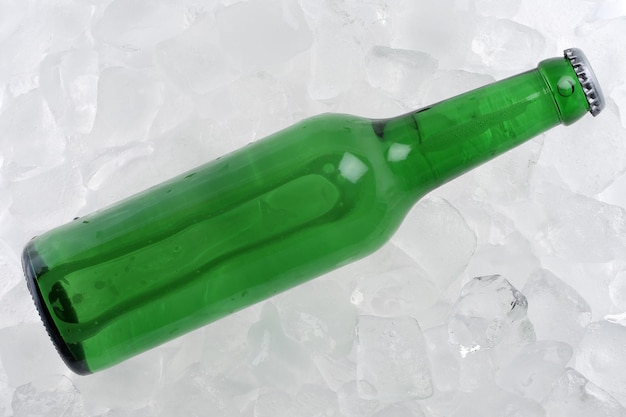 Bebida de cerveja gelada no gelo