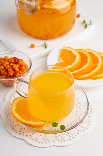 Bebida de chá de espinho-do-mar com laranjas e menta Bebida quente de conforto de outono Chá de vitaminas de ervas