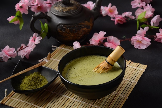 Foto bebida de chá matcha verde e acessórios de chá em fundo branco. conceito de cerimônia do chá japonês. chá desintoxicante. bebida antioxidante