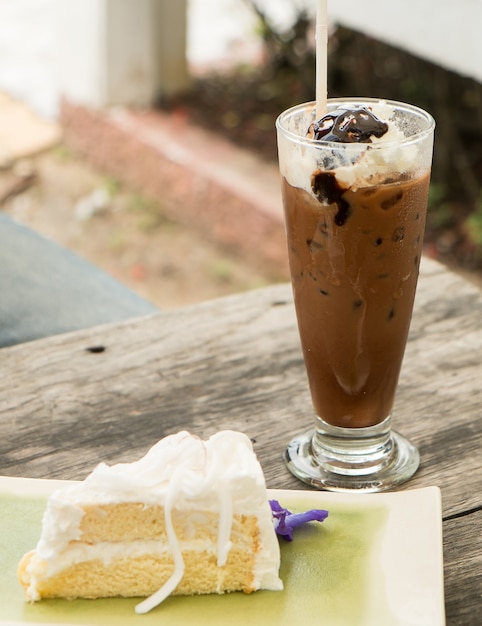 bebida de chocolate no gelo e bolo de coco