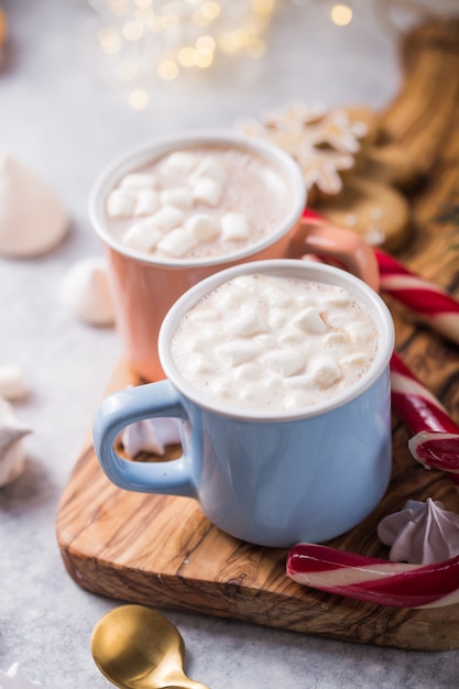 Bebida de chocolate quente com bastões de doces