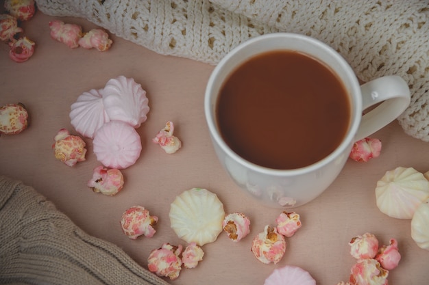 Bebida de chocolate quente com beze, pipoca