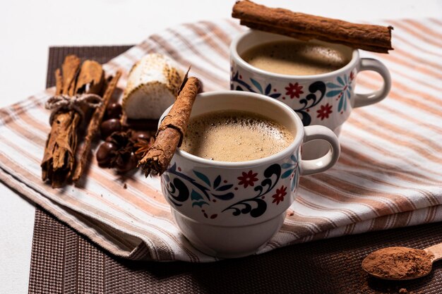 Foto bebida de chocolate quente com canela no café da manhã