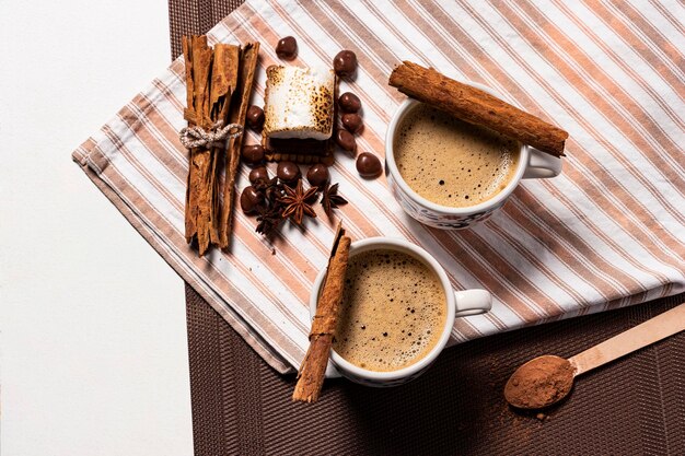 Bebida de chocolate quente com canela no café da manhã