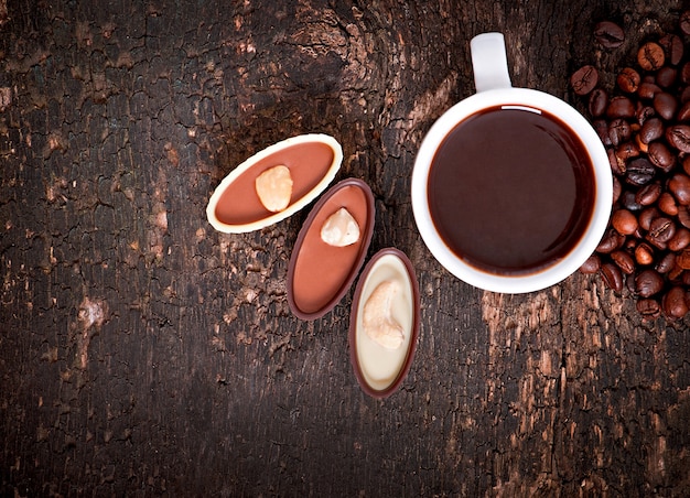 Bebida de chocolate quente com grãos de café e molhos