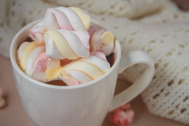 Bebida de chocolate quente com marshmallow