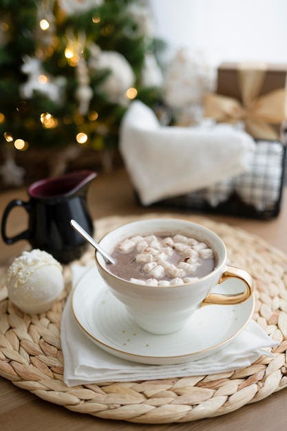 Bebida de chocolate quente em um copo branco