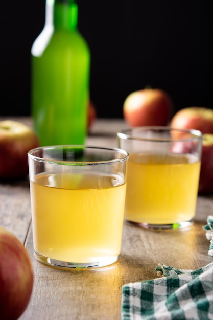 Foto bebida de cidra de maçã em mesa de madeira rústica