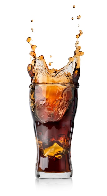 Bebida de cola com respingo isolado no fundo branco