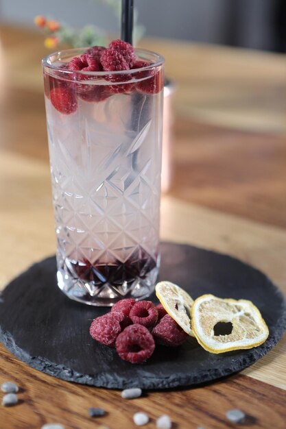 Bebida de coquetel de álcool na mesa no restaurante