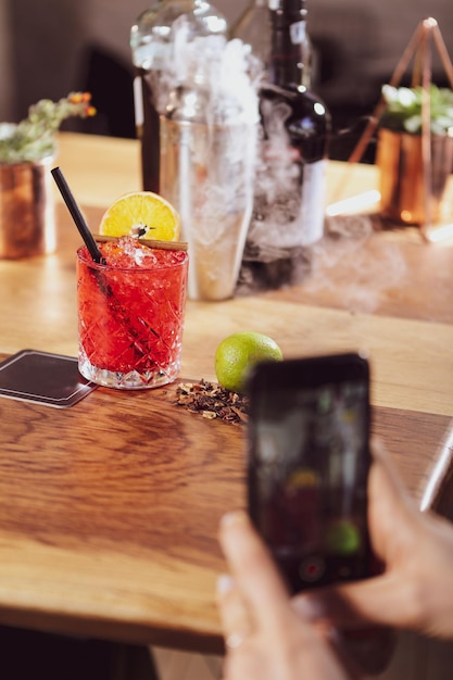 Bebida de coquetel de álcool na mesa no restaurante