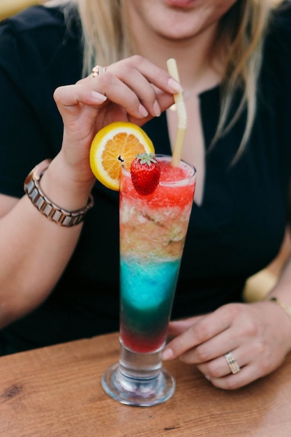 Bebida de coquetel de álcool na mesa no restaurante