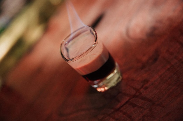 Bebida de coquetel de álcool na mesa no restaurante