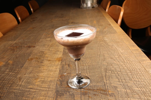 Bebida de coquetel de álcool na mesa no restaurante
