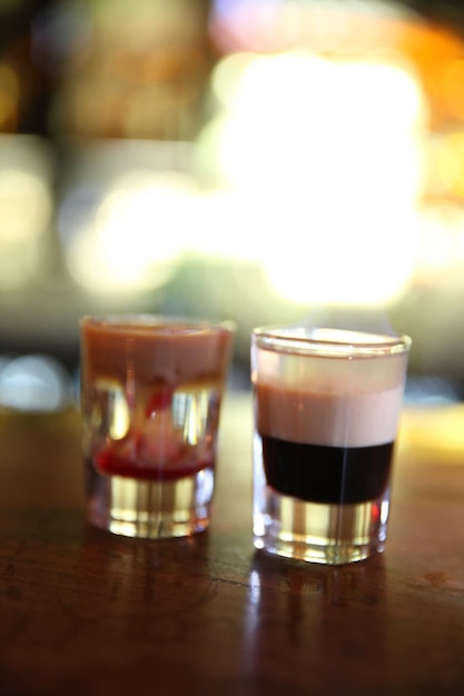 Foto bebida de coquetel de álcool na mesa no restaurante