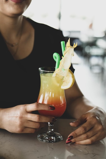 Bebida de coquetel de álcool na mesa no restaurante