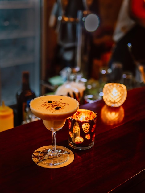 Bebida de coquetel em clube noturno Close-up de coquete servido em copo decorado com casca de limão