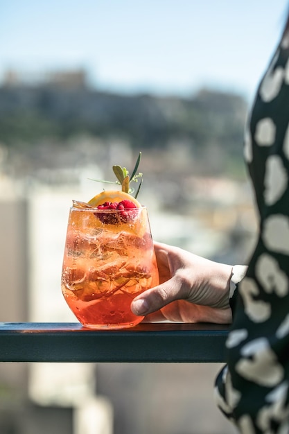 Bebida de coquetel fresco de suco de laranja no balcão do bar na boate