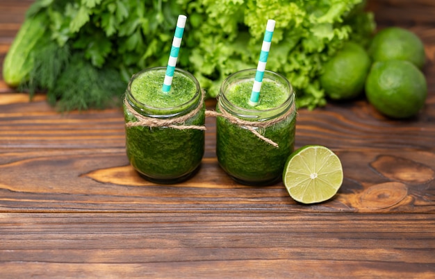 Bebida de desintoxicação verde, smoothie verde fresco, comida e bebida saudável