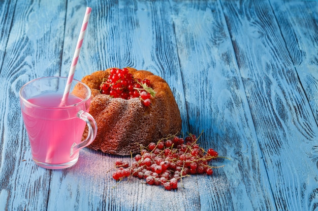 Bebida de frutas vermelha com frutas e bolo