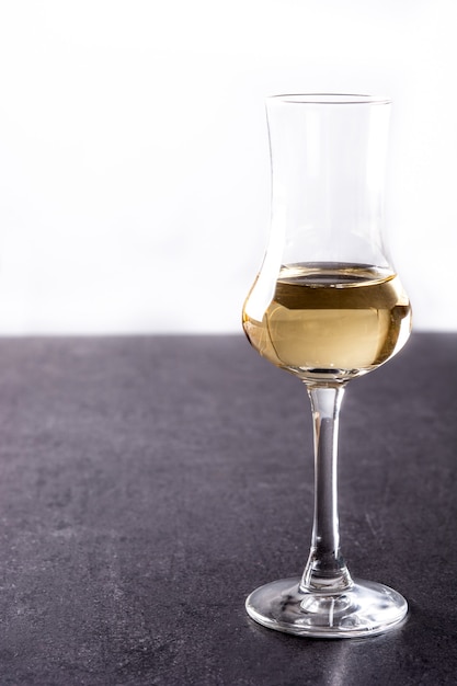 bebida de grappa dourada italiana em fundo preto