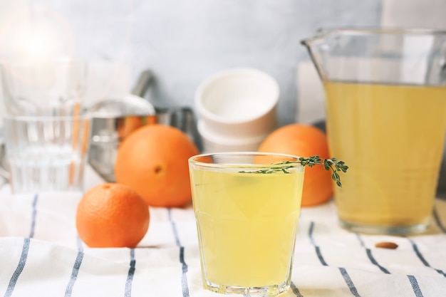 Bebida de laranja com gengibre e alecrim. ingredientes úteis. coquetel não alcoólico